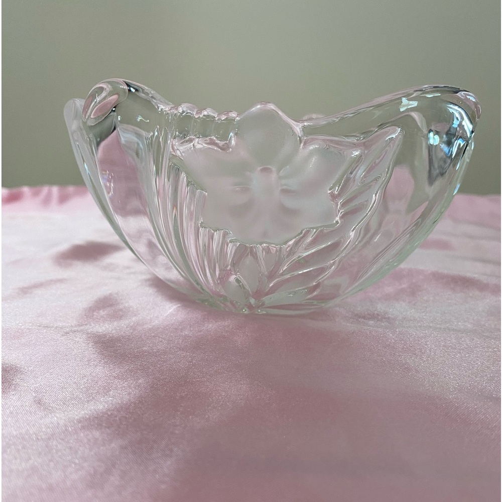 EUC MIKASA SMALL ROUND DISH WITH SWIRLS AND FROSTED AREAS AND A FROSTED FLOWER